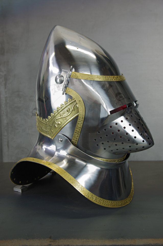 The great bascinet in English style for Agincourt battle period. Demi-greaves connected with greaves on rotary pin. Made of high quality mild steel of 2 mm and 1,5 mm thickness. Heat hardened and tempered up to 34 HRC. Brass bands decoration motive based on example visible on Henry V tournament helm. Brow plate and vervelles cover is interpretation based on few effigies from this period. Weight 6 kg./ Wielki bascinet w stylu angielskim na okres bitwy pod Agincourt. Wykonany z wysokiej jakoci stali niskowglowej o gruboci 2 mm i 1,5 mm. Hartowany i odpuszczany do 34 HRC. Mosine listwy dekoracyjne z motywem wzorowanym na hemie turniejowym Henryka V. Pozostae dekoracje s interpretacj wzorowan na kilku nagrobkach z epoki. Waga 6 kg.